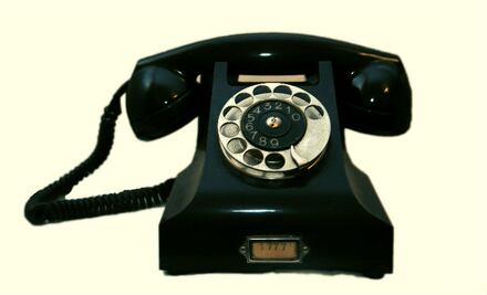 ¿Cómo se usa un teléfono de disco? Este video de 1954 te explica