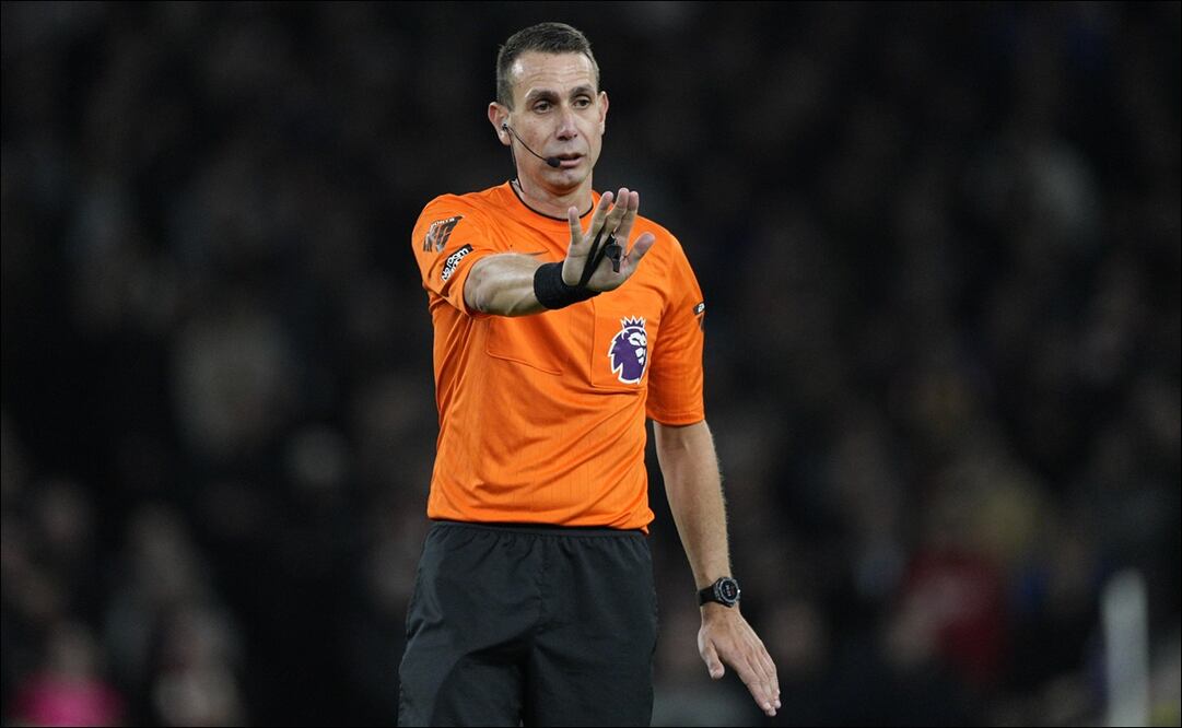 El árbitro David Coote durante el partido de la Liga Premier. FOTO: AP