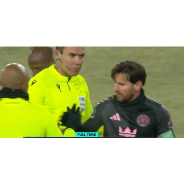 El Gato Ortiz al parecer se quedó la playera de Lionel Messi con el Inter Miami.  Foto: Especial