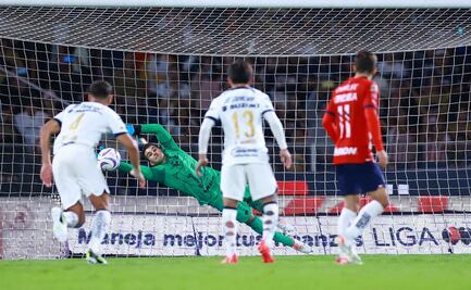 ¡Alexis Vega, de mal en peor! Falló el penalti que sería el empate de Chivas ante Pumas