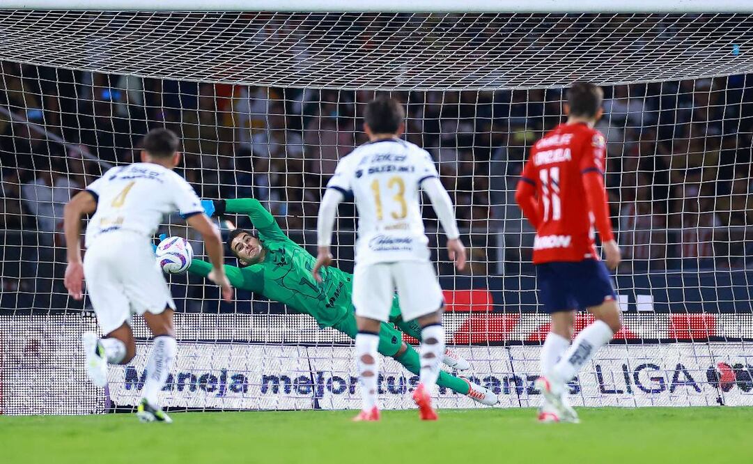 Julio González detuvo el remate del Alexis Vega en el polémico penalti. Foto: Imago7