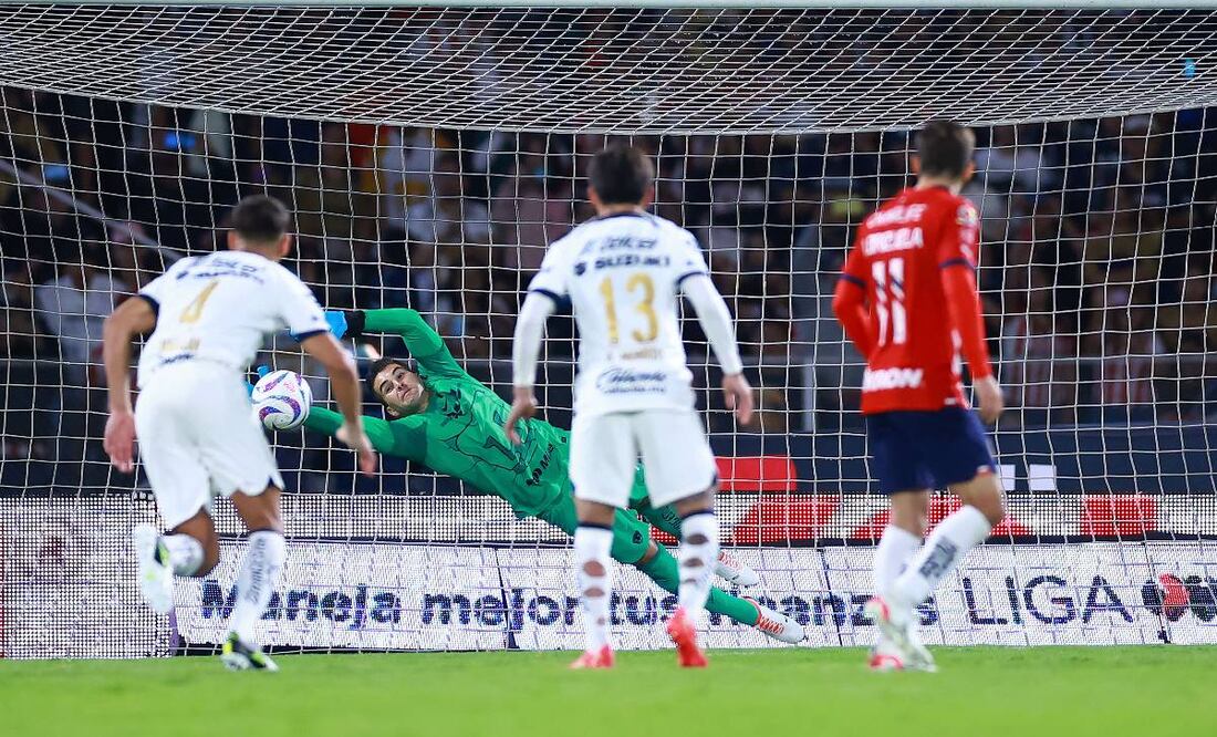 Julio González detuvo el remate del Alexis Vega en el polémico penalti. Foto: Imago7