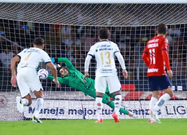 ¡Alexis Vega, de mal en peor! Falló el penalti que sería el empate de Chivas ante Pumas