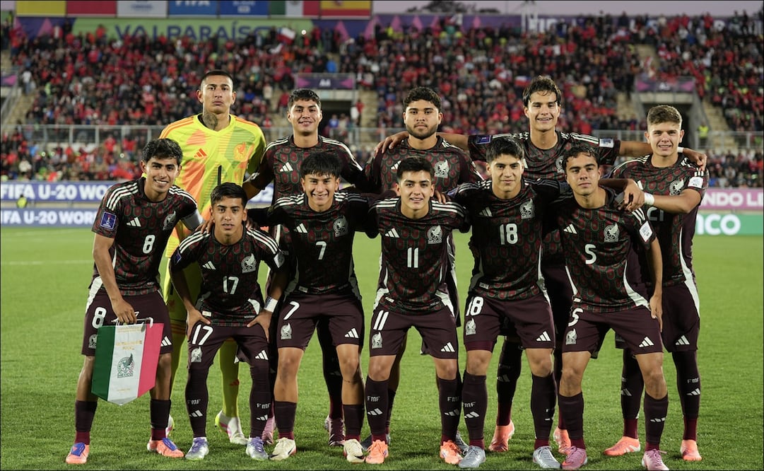 Jugadores de México posan para la foto en la Copa Mundial Sub 20 antes de su juego ante Chile. FOTO: EFE