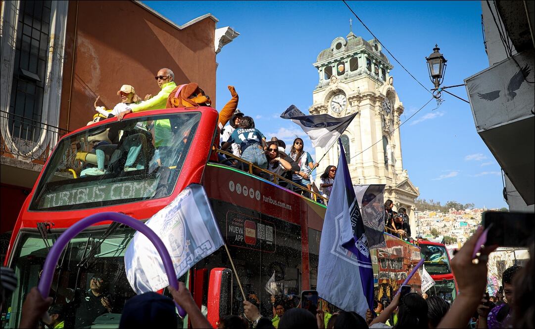 Las Tuzas del Pachuca festejaron trofeo del Clausura 2025 de la Liga MX Femenil con desfile de las campeonas / FOTO: Club Pachuca