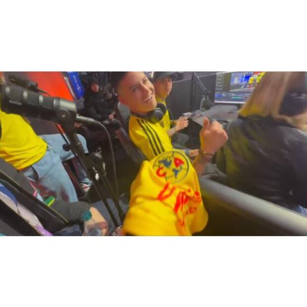 James Rodríguez sólo sonrió cuando le intentaron dar la playera del América. Foto: Especial