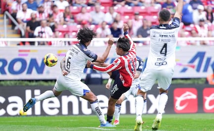 Yael Padilla marcó un golazo para que Chivas se adelante ante el Querétaro