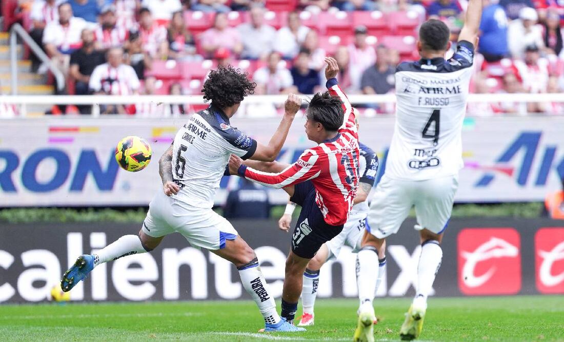 Yael Padilla conectó de volea el balón para darle la ventaja momentánea a Chivas sobre Querétaro. Foto: Imago7