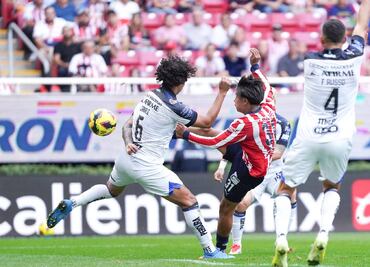 Yael Padilla marcó un golazo para que Chivas se adelante ante el Querétaro