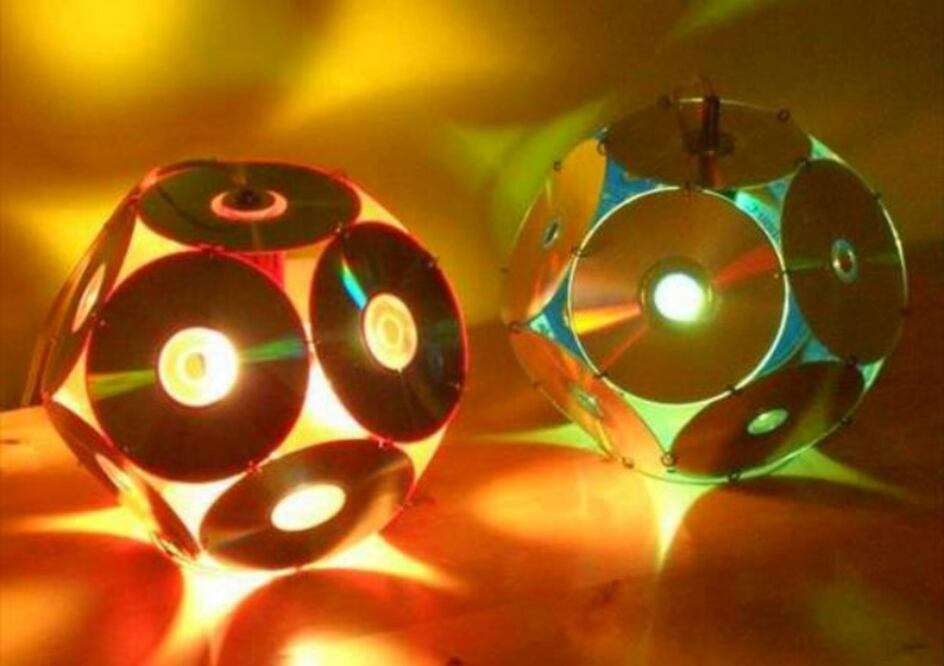 Solo hay que perforarlos y unirlos con argollas para darles forma y colocar un foco en su interior. Si tu sueño siempre fue tener una bola disco, puedes hacerla tan grande como quieras. (Foto: Pinterest)