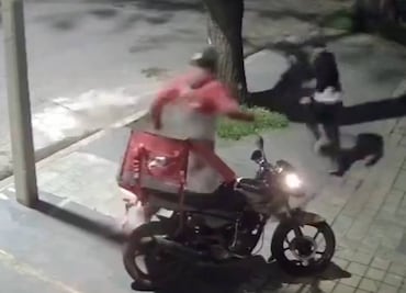 Asaltantes intentan robar a un repartidor y este los sorprende con tremendo machete