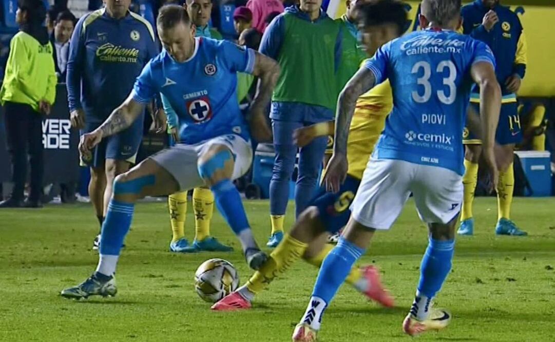 Rotondi pisó con fuerza desmedida a Kevin Álvarez, pero no le mostraron la tarjeta roja. Foto: Especial