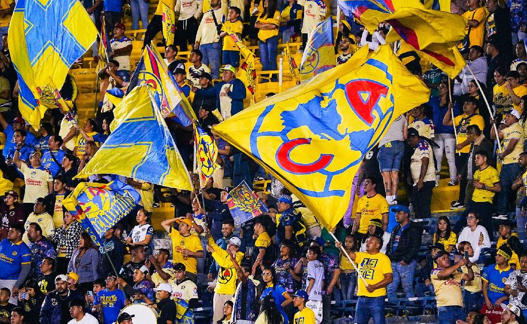 Un aficionado del América fue detenido mientras festejaba la victoria ante Pumas. Foto: Imago7