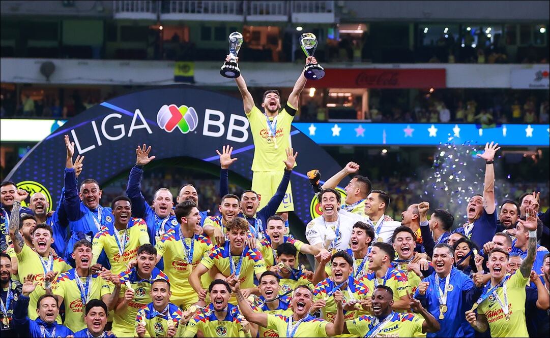 Henry Martín levanta los dos trofeos del América. FOTO: Imago7