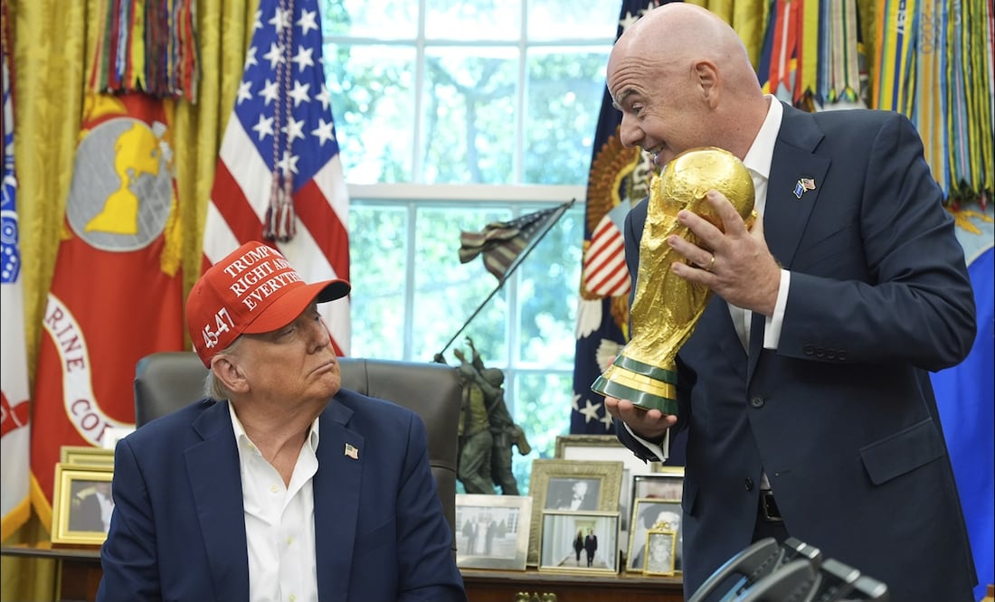 Donald Trump, presidente de Estados Unidos, y Gianni Infantino, presidente de la FIFA, se reunieron en la Casa Blanca. FOTO: AP