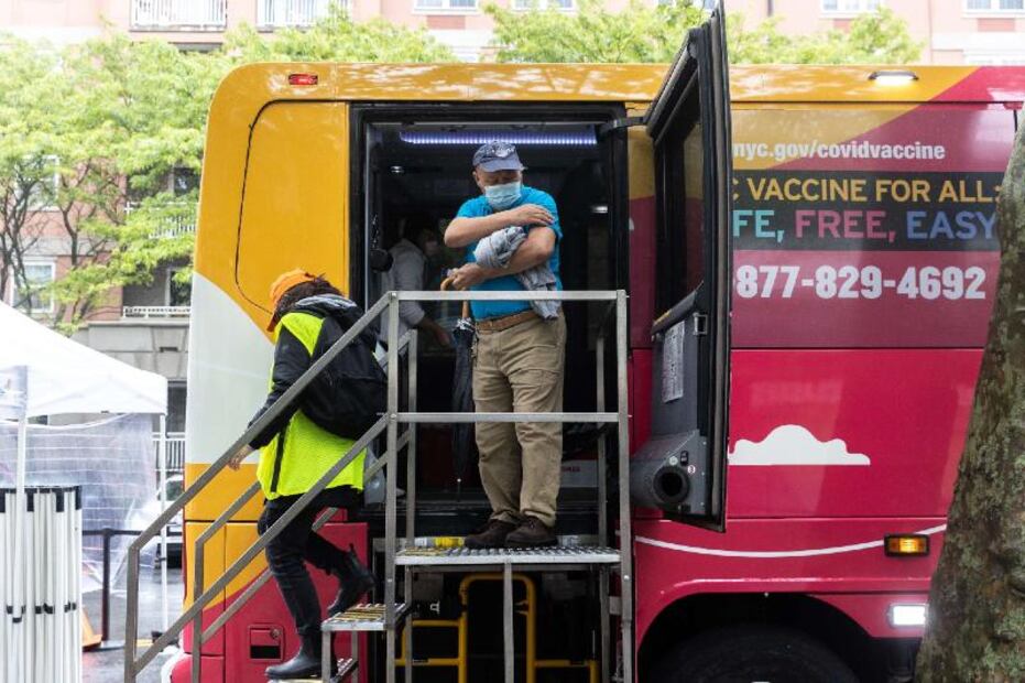 EU da cortes de cabello y cerveza a cambio de vacunarte contra Covid