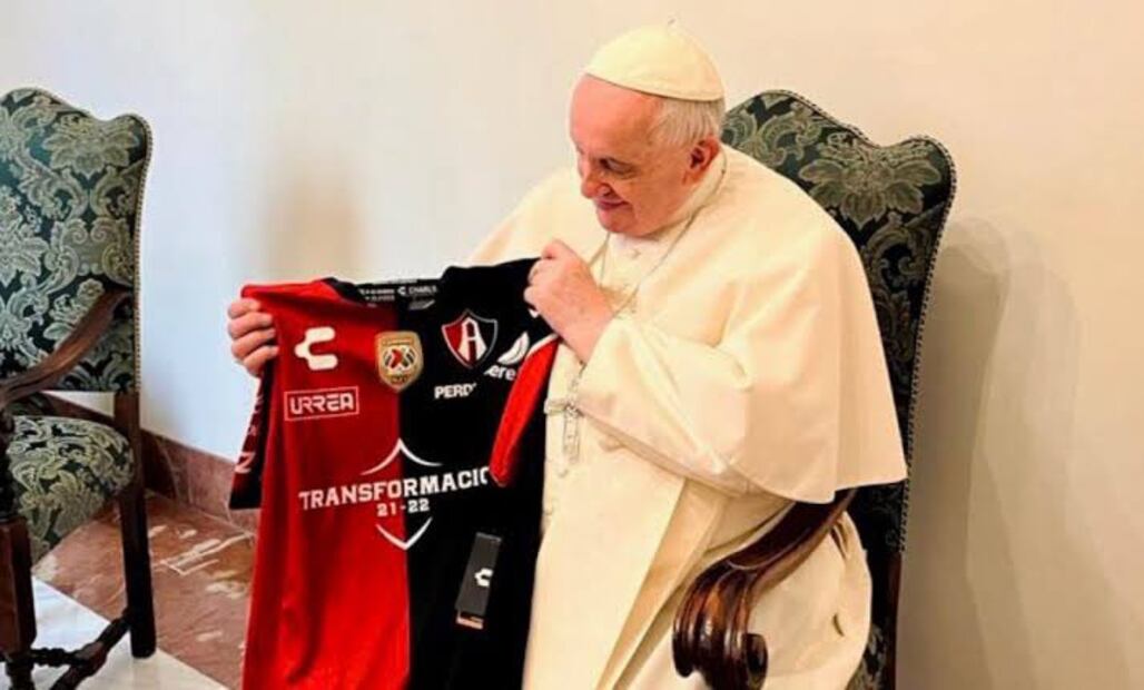 Papa Francisco con la playera de Atlas