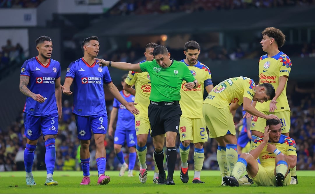 Audios del VAR revelan si fue o no penalti en América vs Cruz Azul FOTO: IMAGO7