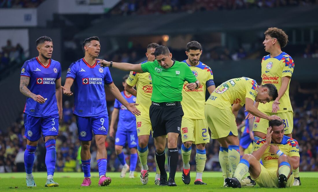Audios del VAR revelan si fue o no penalti en América vs Cruz Azul FOTO: IMAGO7
