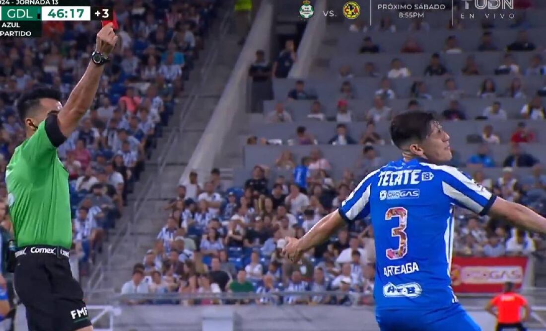 Adonai Escobedo no dudó en mostrarle la roja a Gerardo Arteaga luego de que lo insultara. Foto: Especial