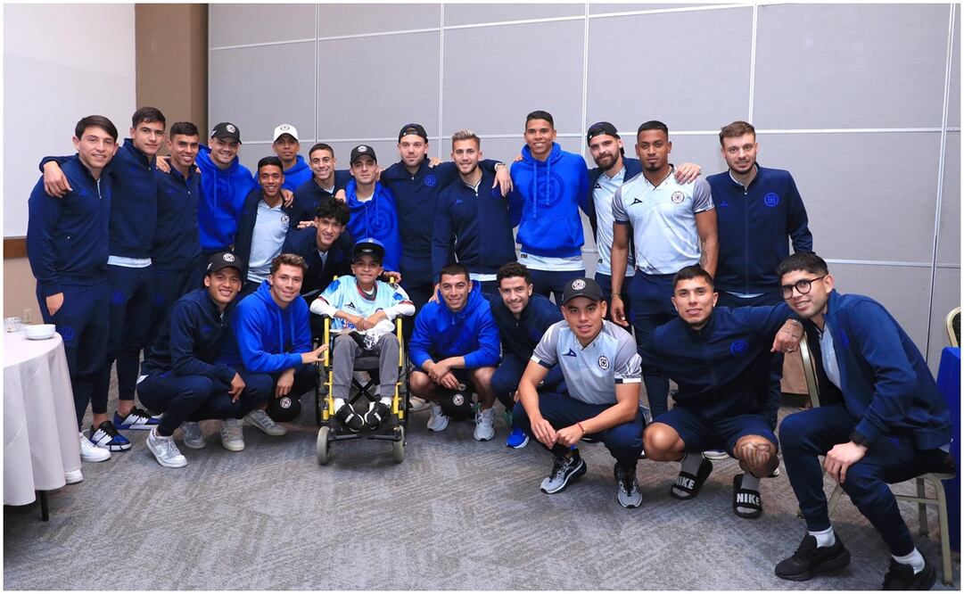 Plantilla de Cruz Azul con Ángel, niño en silla de ruedas / FOTO: Imago7