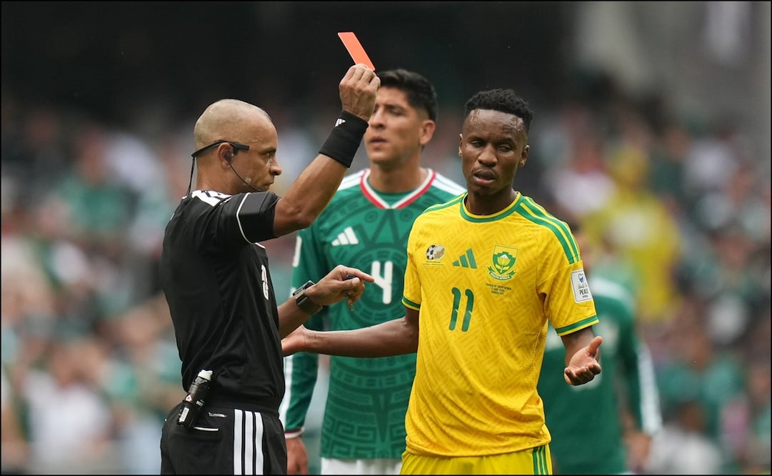 El árbitro Wilton Sampaio, de Brasil, muestra la tarjeta roja al sudafricano Themba Zwane durante el juego ante la Selección Mexicana. FOTO: AP
