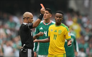 Sudafricano expulsado ante México recibe dura sanción, podría no volver a jugar en el Mundial 2026