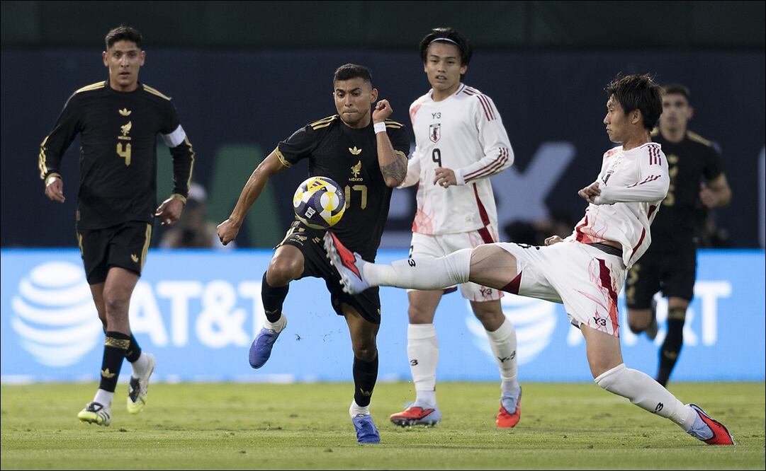 Orbelín Pineda intenta superar a un defensor de la selección de Japón, en su duelo amistoso en el Oakland Coliseum. FOTO: Imago7