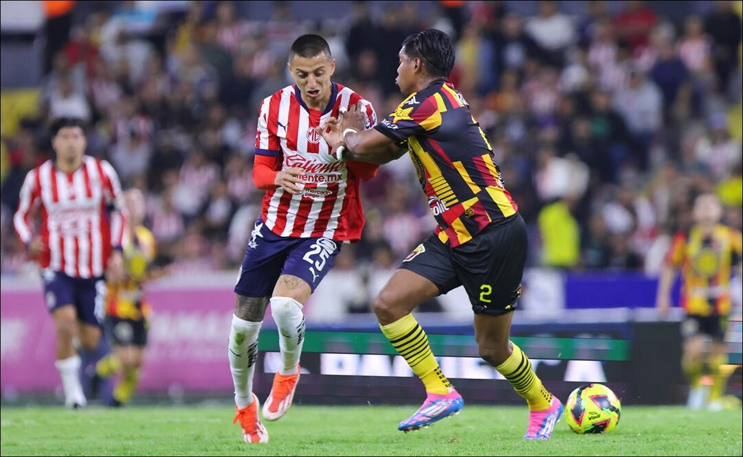 Roberto Alvarado recibe un empellón en la Final de la Copa Pacífica 2024 entre Chivas y la UdeG. FOTO: Imago7