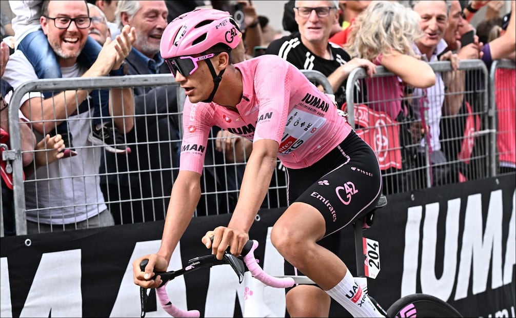 El ciclista mexicano Isaac Del Toro, del UAE Team Emirates XRG, cruza la meta durante la etapa 13 del Giro de Italia. FOTO: EFE