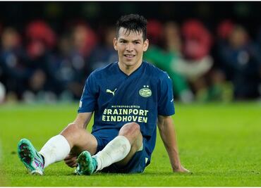 VIDEO: Chucky Lozano se va lesionado del partido ante Sevilla de la Champions League