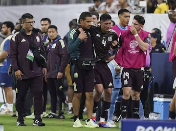 Edson Álvarez se lesionó en el primer tiempo ante Jamaica y tuvo que salir del campo entre lágrimas