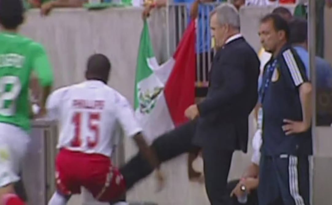 Javier Aguirre, entrenador de la Selección Mexicana, pateó al panameño Ricardo Phillips en la Copa Oro de 2009. Foto: Especial