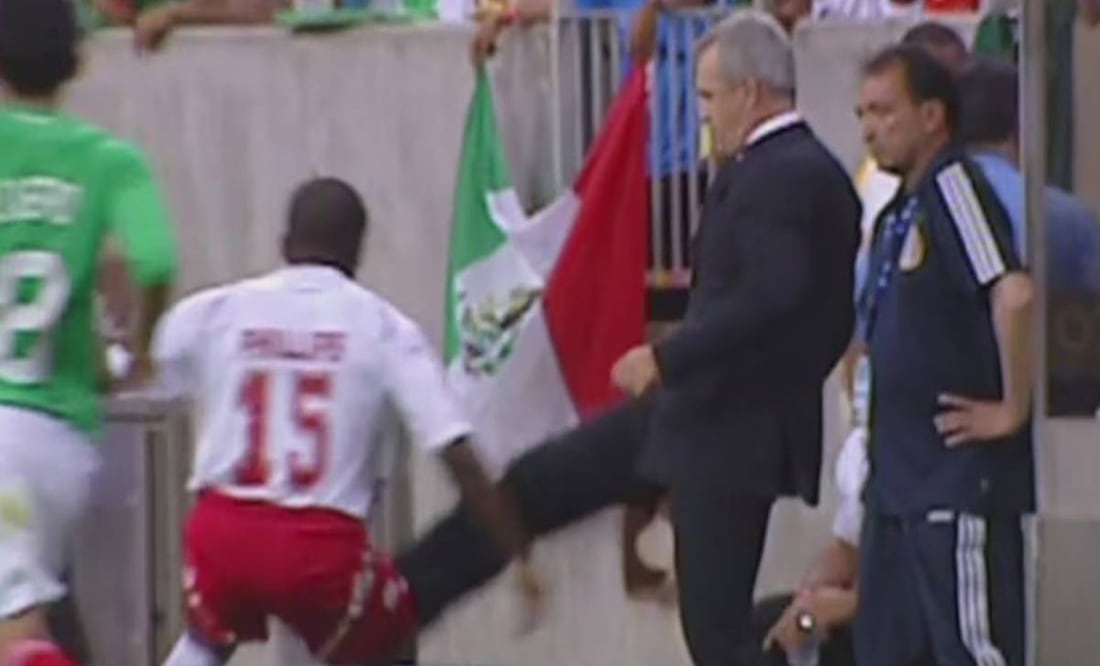 Javier Aguirre, entrenador de la Selección Mexicana, pateó al panameño Ricardo Phillips en la Copa Oro de 2009. Foto: Especial