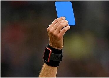 Llega la TARJETA AZUL al futbol profesional; comenzará a usarse en la FA Cup