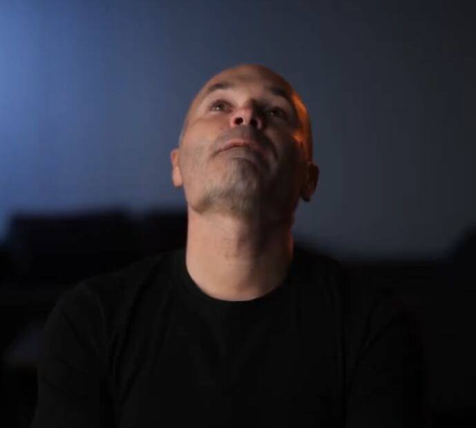 Las lágrimas impidieron a Andrés Iniesta hablar sobre lo que significa para él el futbol. FOTO: Captura