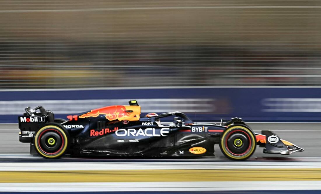 El piloto mexicano logró remontar algunas posiciones. Foto: AP.