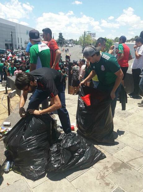 ¡Sí se puede! Aficionados limpian las calles tras los festejos por el triunfo de México