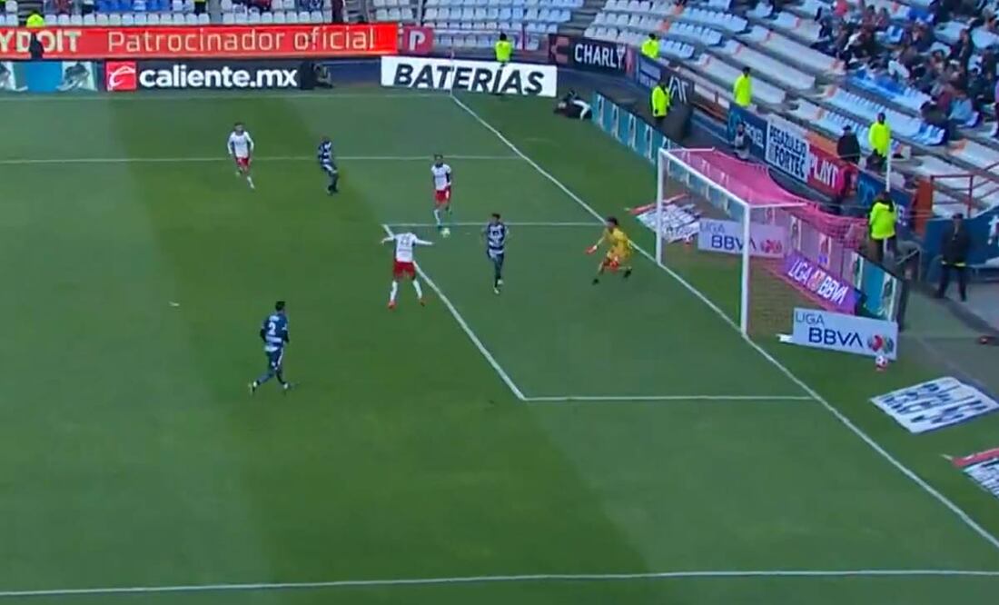 Tras una gran triangulación, el Piojo Alvarado puso el primer gol de las Chivas ante Pachuca. Foto: Especial