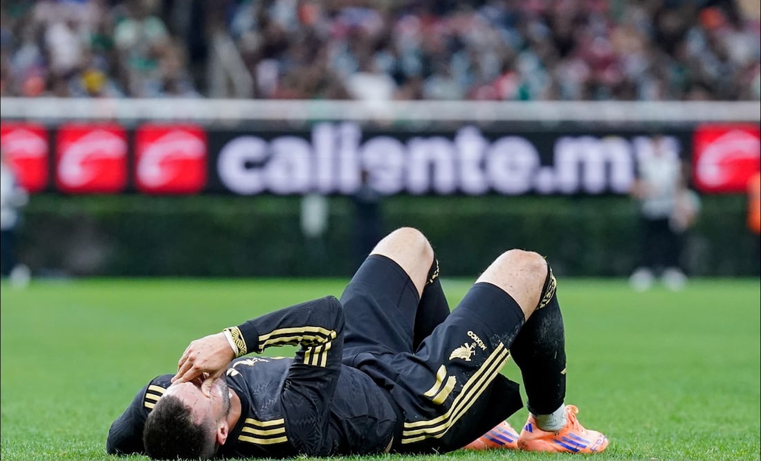 Santiago Giménez compartió el doloroso mensaje acerca de la lesión que sufre: “Llegó el momento de parar” / FOTO: Imago7