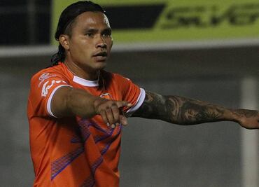 Gullit Peña se estrena como jugador talachero en un partido de futbol rápido