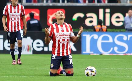 Afición del Guadalajara explota por el mal desempeño de Javier Hernández
