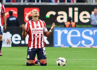 Afición del Guadalajara explota por el mal desempeño de Javier Hernández
