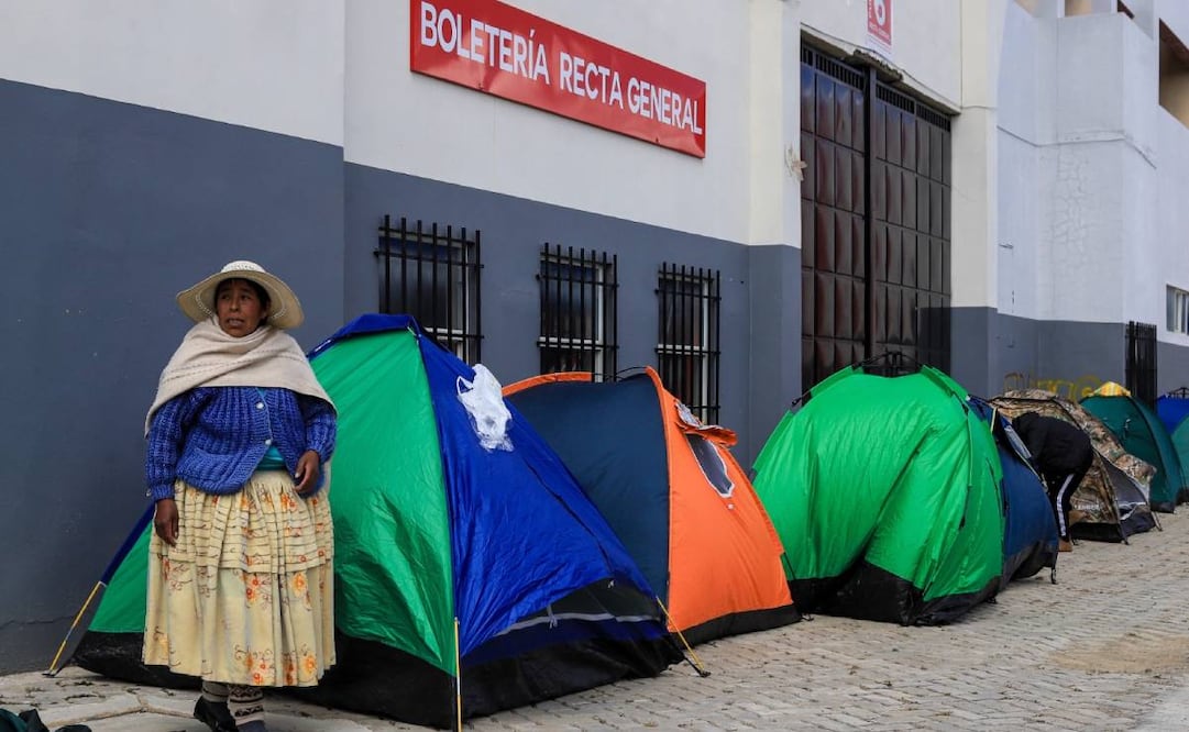 Los bolivianos están acampando para comprar boletos del juego eliminatorio ante Brasil. Foto: EFE