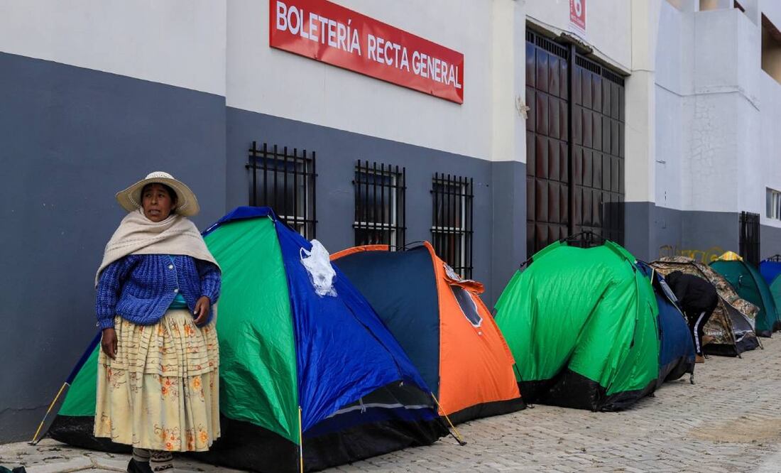 Los bolivianos están acampando para comprar boletos del juego eliminatorio ante Brasil. Foto: EFE