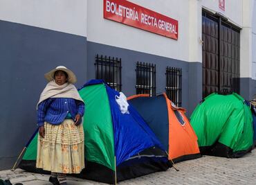 Bolivianos duermen frente al estadio para comprar entradas a un mes de partido con Brasil