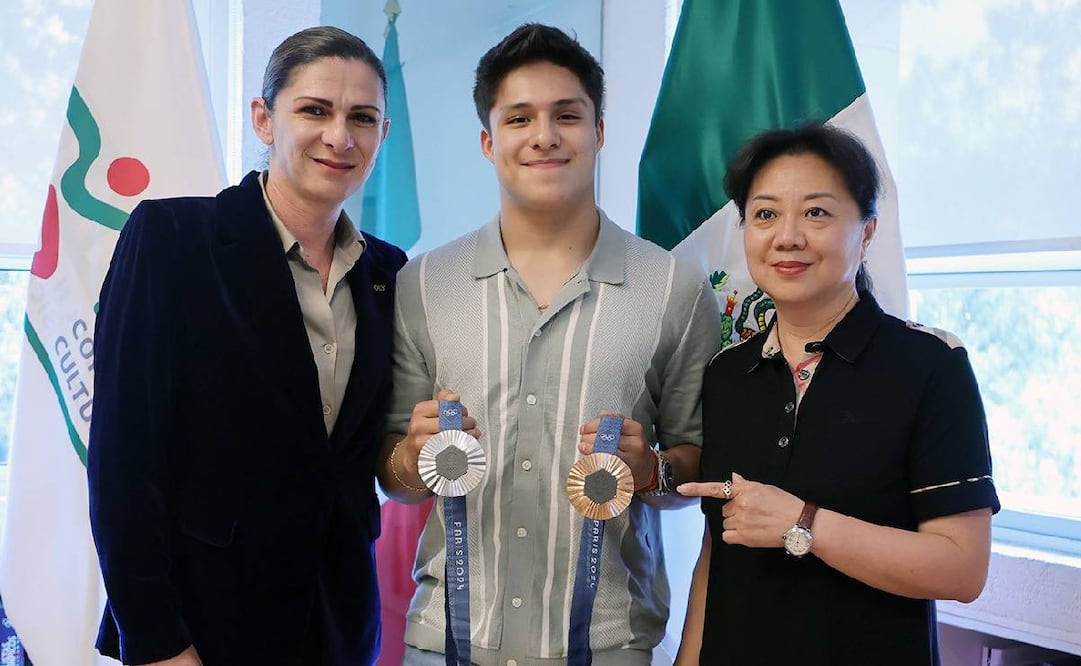 Ana Guevara posa junto a Osmar Olvera y sus medallas que ganó en París 2024. Foto: @Conade