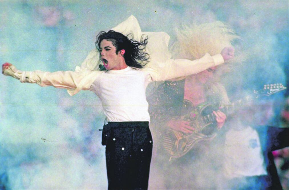 El “Rey del Pop” murió a unas semanas de comenzar su gira mundial “This is it”. El cantante, de 50 años de edad, falleció de un paro cardiorrespiratorio por una intoxicación del anestésico propofol. Aunque se le trató de reanimar, llegó al hospital en coma profundo. (Foto: AP)