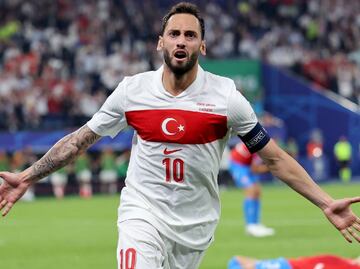 Turquía sacó una sufrida victoria que les aseguró el segundo lugar del Grupo F