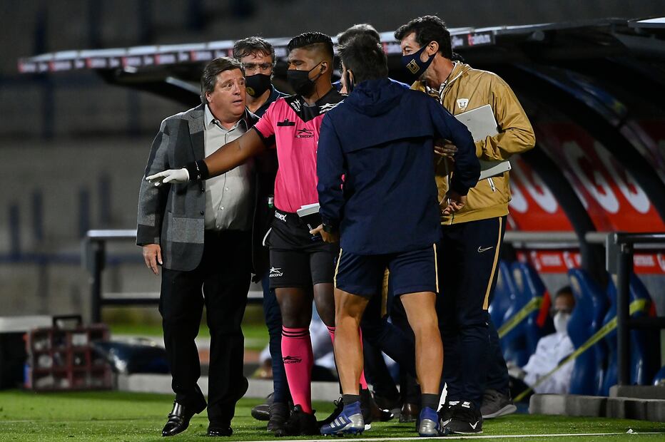 Miguel Herrera vivía con intensidad los juegos entre América vs Pumas. Foto: Imago7